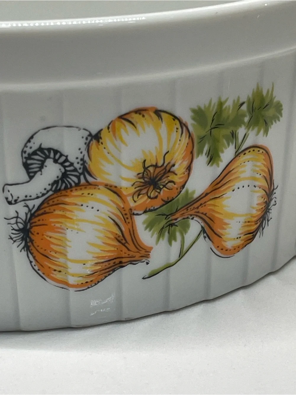 Casserole Dish 8 in Styson Round Vegetable Glossy Oven-to-Table Japan
